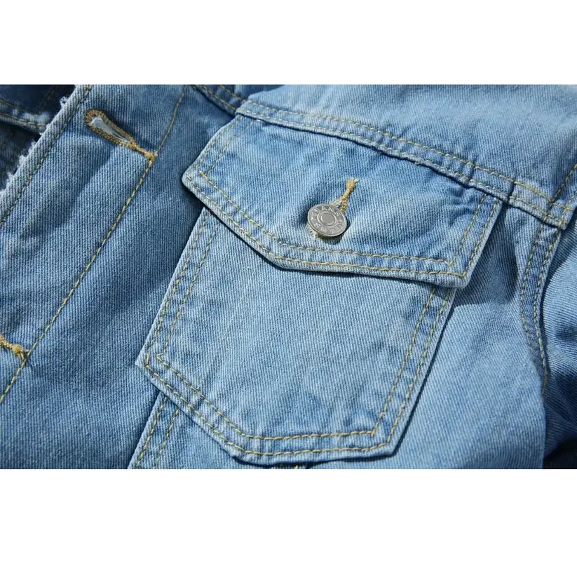 Jaqueta Jeans Masculina Romenzi Modern RZ245 com design clássico e moderno, tecidos premium e estilo versátil. Conforto e elegância em qualquer ocasião.