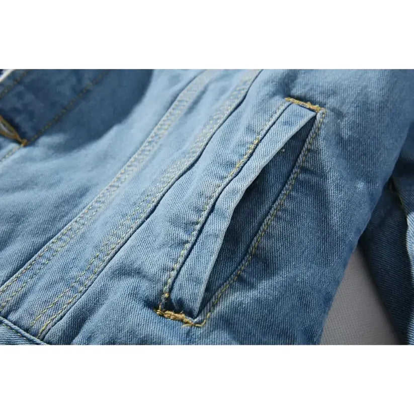 Jaqueta Jeans Masculina Romenzi Modern RZ245 com design clássico e moderno, tecidos premium e estilo versátil. Conforto e elegância em qualquer ocasião.