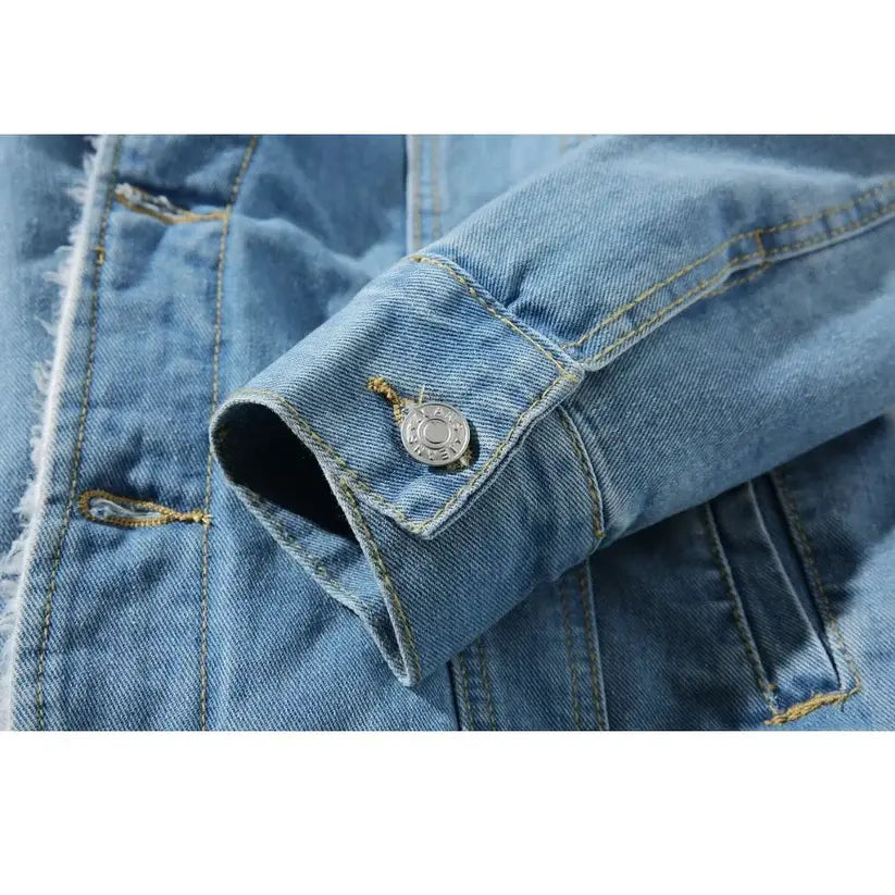 Jaqueta Jeans Masculina Romenzi Modern RZ245 com design clássico e moderno, tecidos premium e estilo versátil. Conforto e elegância em qualquer ocasião.