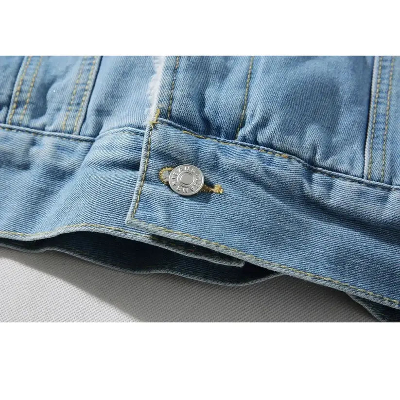 Jaqueta Jeans Masculina Romenzi Modern RZ245 com design clássico e moderno, tecidos premium e estilo versátil. Conforto e elegância em qualquer ocasião.