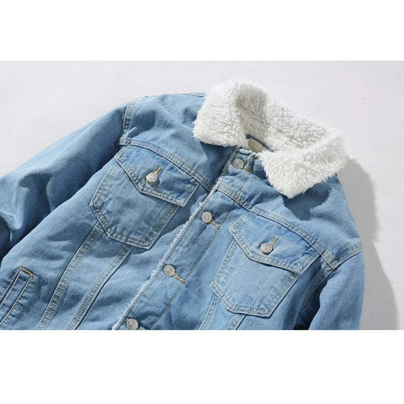 Jaqueta Jeans Masculina Romenzi Modern RZ245 com design clássico e moderno, tecidos premium e estilo versátil. Conforto e elegância em qualquer ocasião.