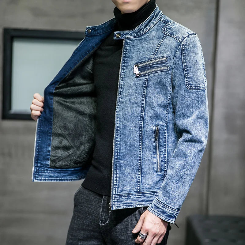 Jaqueta Jeans Masculina Romenzi Vintage RZ246 com design vintage, materiais premium e detalhes únicos. Ideal para conforto e elegância atemporal.