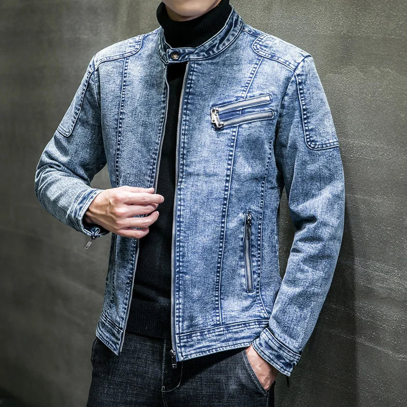 Jaqueta Jeans Masculina Romenzi Vintage RZ246 com design vintage, materiais premium e detalhes únicos. Ideal para conforto e elegância atemporal.