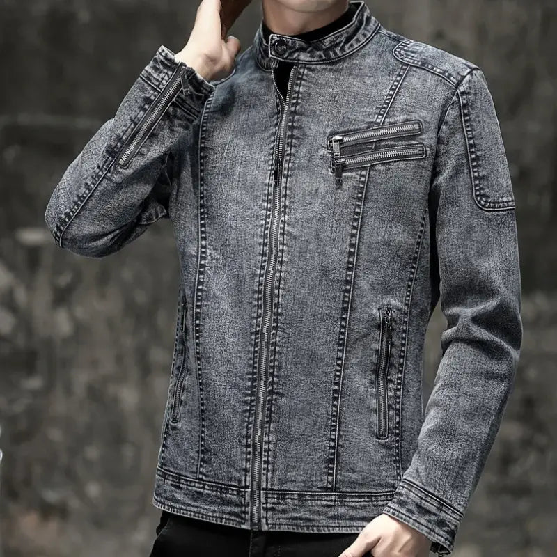 Jaqueta Jeans Masculina Romenzi Vintage RZ246 com design vintage, materiais premium e detalhes únicos. Ideal para conforto e elegância atemporal.
