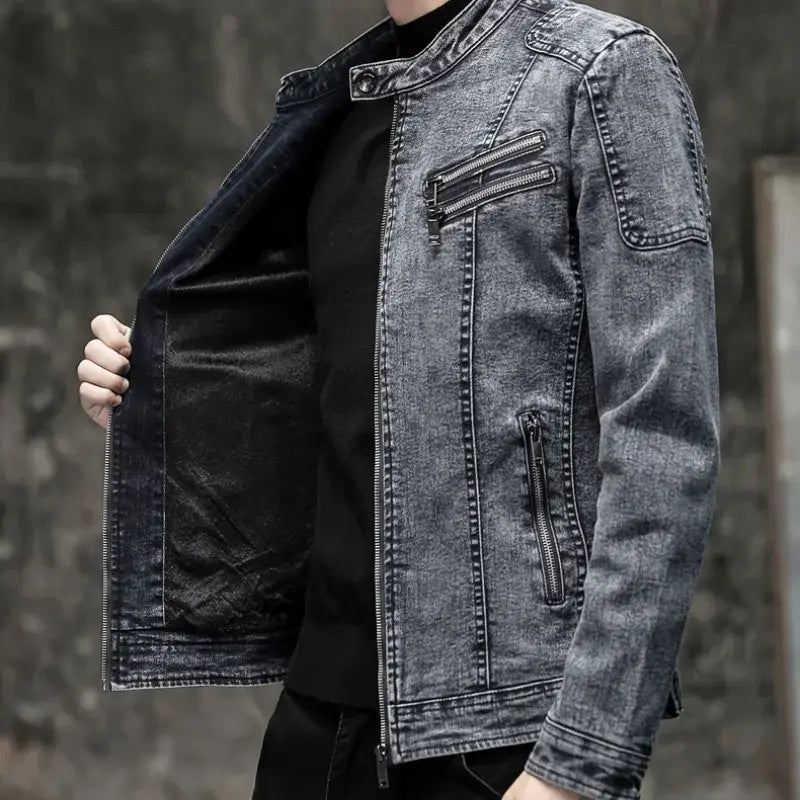 Jaqueta Jeans Masculina Romenzi Vintage RZ246 com design vintage, materiais premium e detalhes únicos. Ideal para conforto e elegância atemporal.