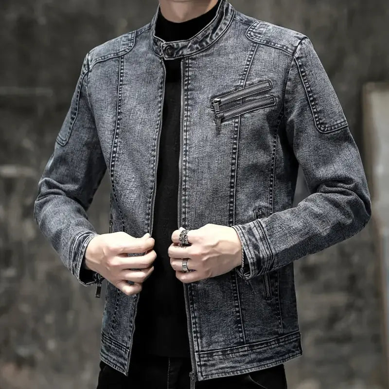 Jaqueta Jeans Masculina Romenzi Vintage RZ246 com design vintage, materiais premium e detalhes únicos. Ideal para conforto e elegância atemporal.