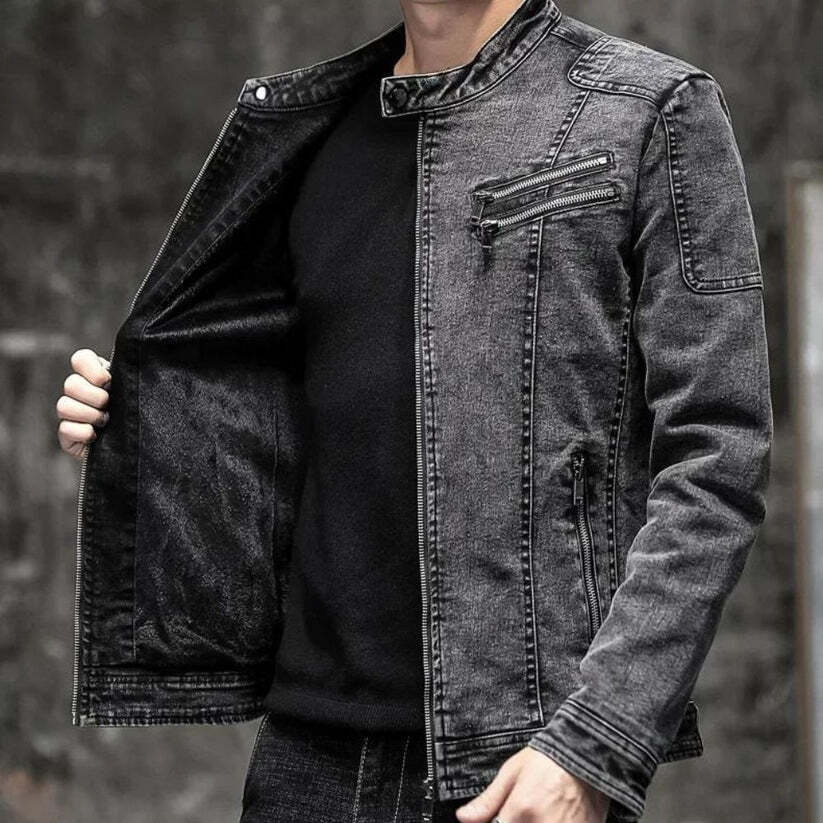 Jaqueta Jeans Masculina Romenzi Vintage RZ246 com design vintage, materiais premium e detalhes únicos. Ideal para conforto e elegância atemporal.