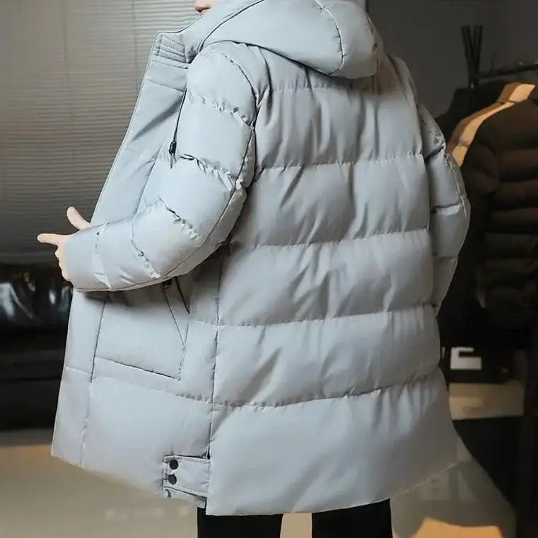 Jaqueta Longa Puffer Masculina Romenzi RZ145 com acolchoamento térmico, tecido impermeável e design refinado para proteção e estilo no inverno.