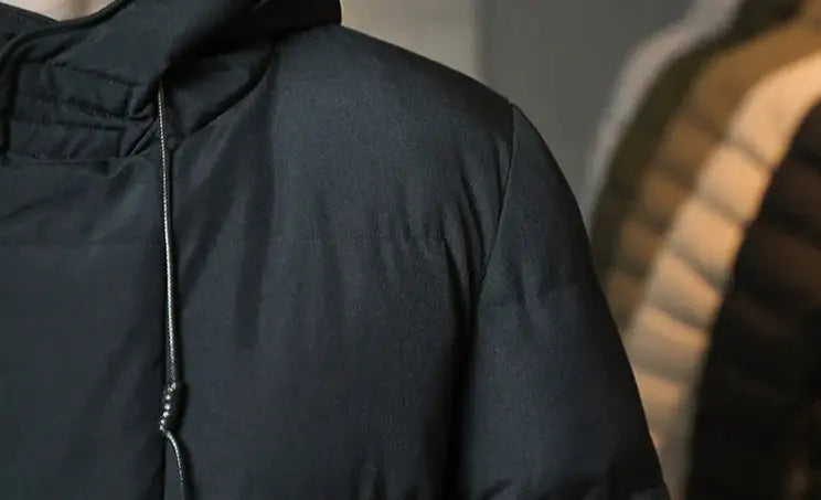 Jaqueta Longa Puffer Masculina Romenzi RZ145 com acolchoamento térmico, tecido impermeável e design refinado para proteção e estilo no inverno.