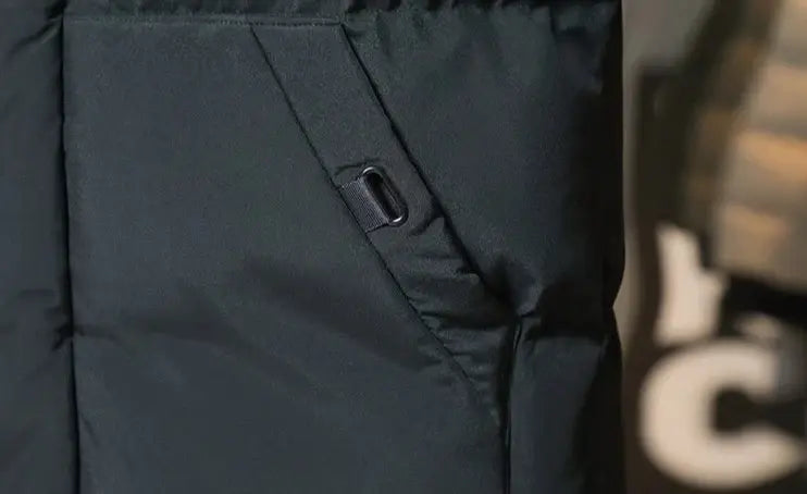 Jaqueta Longa Puffer Masculina Romenzi RZ145 com acolchoamento térmico, tecido impermeável e design refinado para proteção e estilo no inverno.