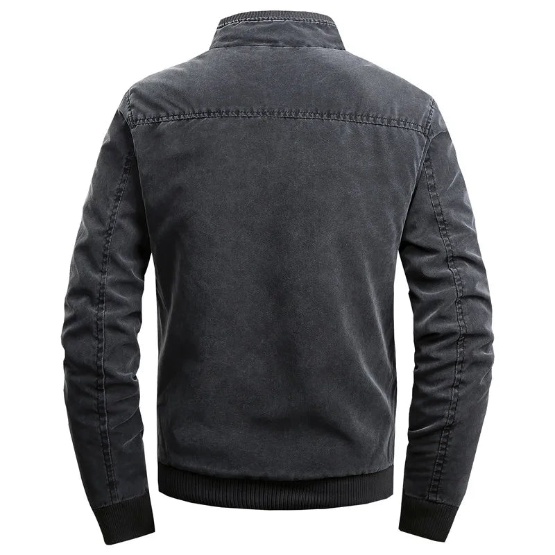 Jaqueta Masculina Acolchoada Romenzi RZ035 com tecido impermeável, modelagem estruturada e costuras reforçadas. Conforto e proteção em qualquer ocasião.
