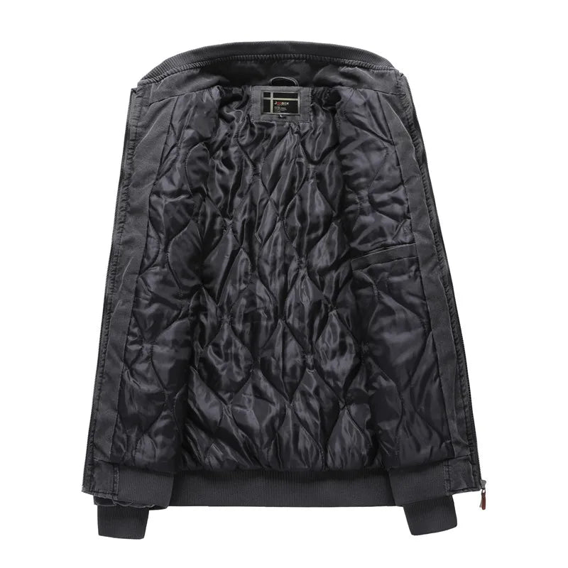 Jaqueta Masculina Acolchoada Romenzi RZ035 com tecido impermeável, modelagem estruturada e costuras reforçadas. Conforto e proteção em qualquer ocasião.