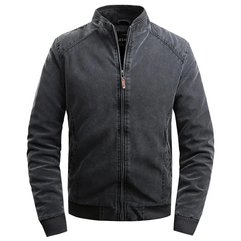 Jaqueta Masculina Acolchoada Romenzi RZ035 com tecido impermeável, modelagem estruturada e costuras reforçadas. Conforto e proteção em qualquer ocasião.
