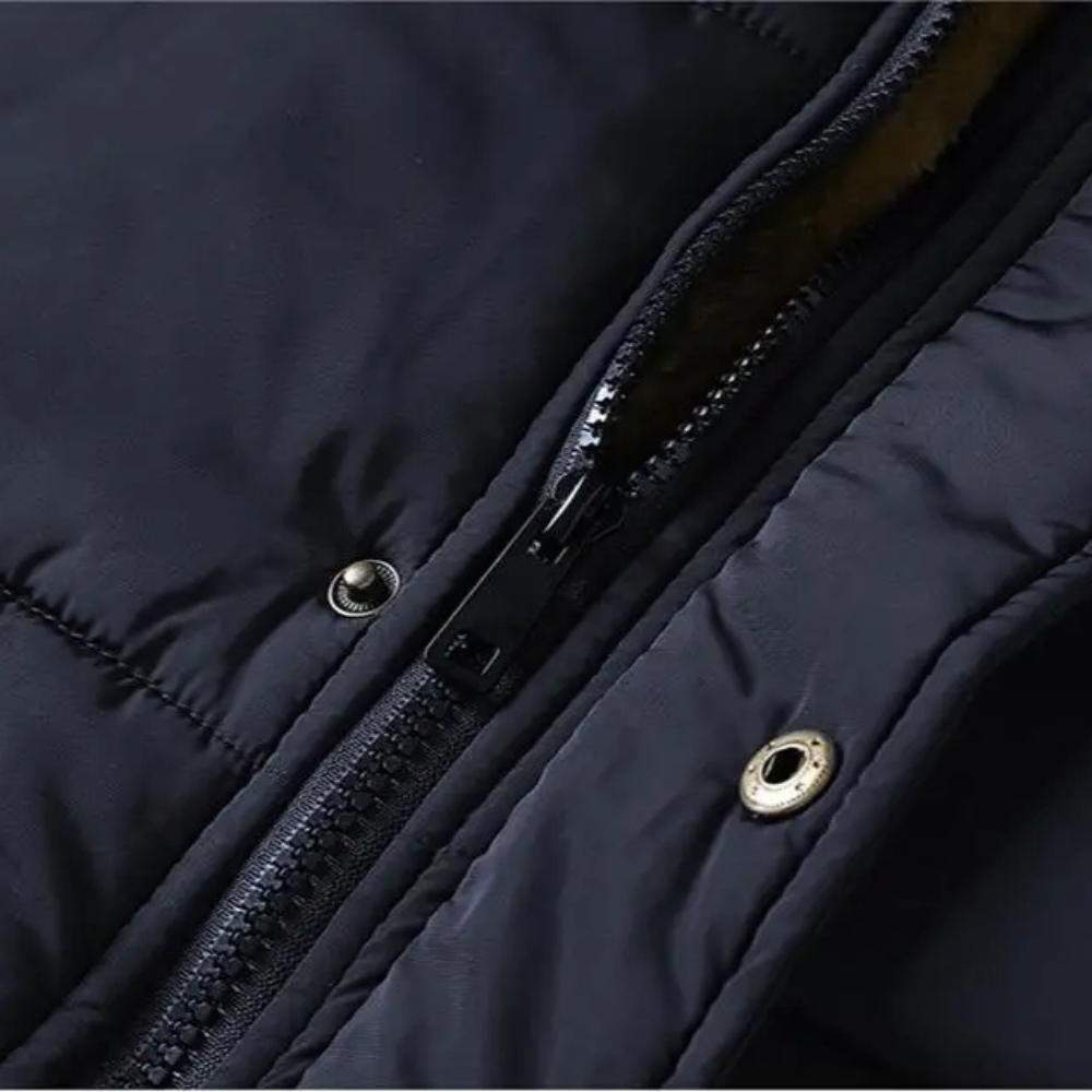Jaqueta Masculina Bear Romenzi RZ192 em tecido acolchoado, elegante e resistente, com zíper durável.