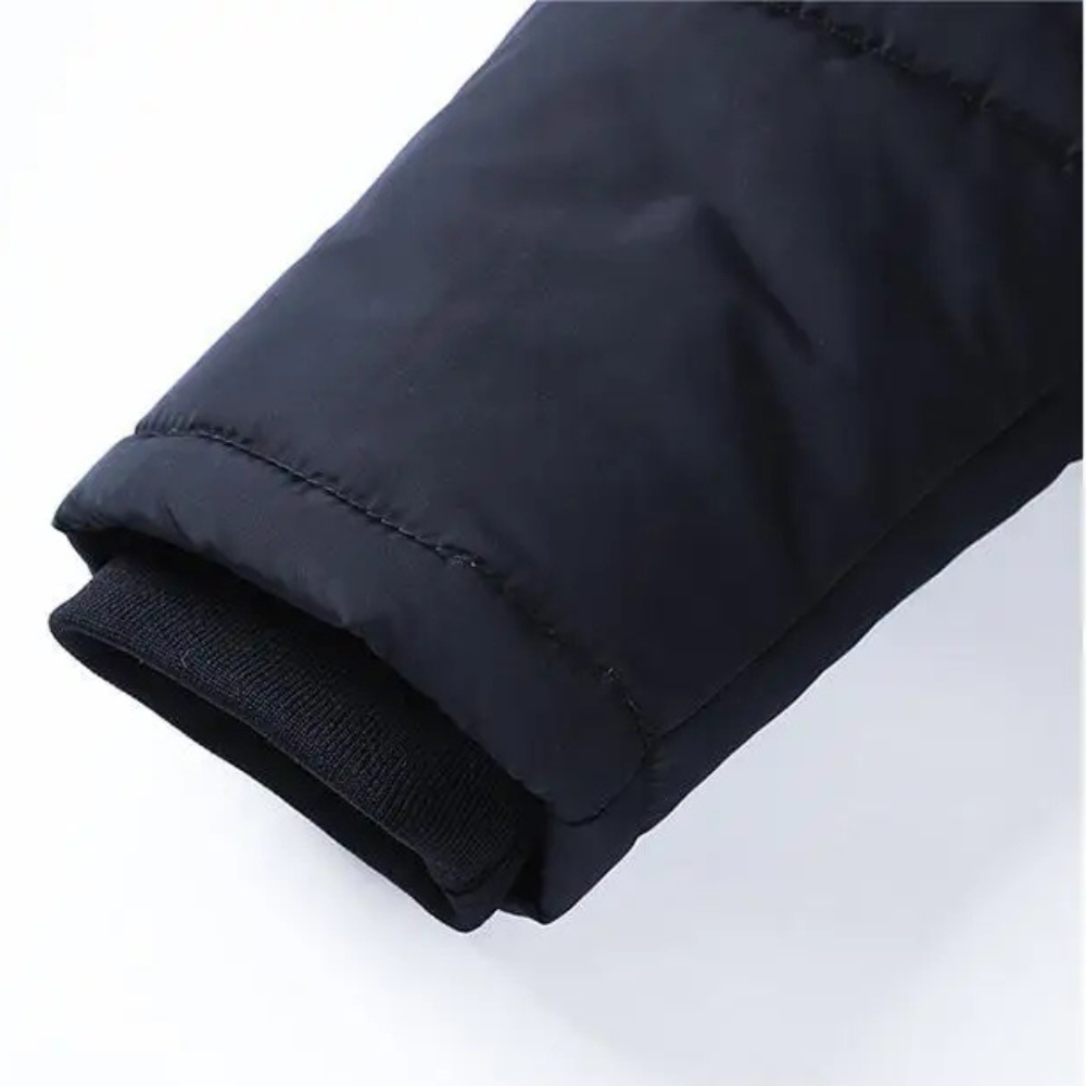 Jaqueta Masculina Bear Romenzi RZ192 em tecido acolchoado, elegante e resistente, com zíper durável.