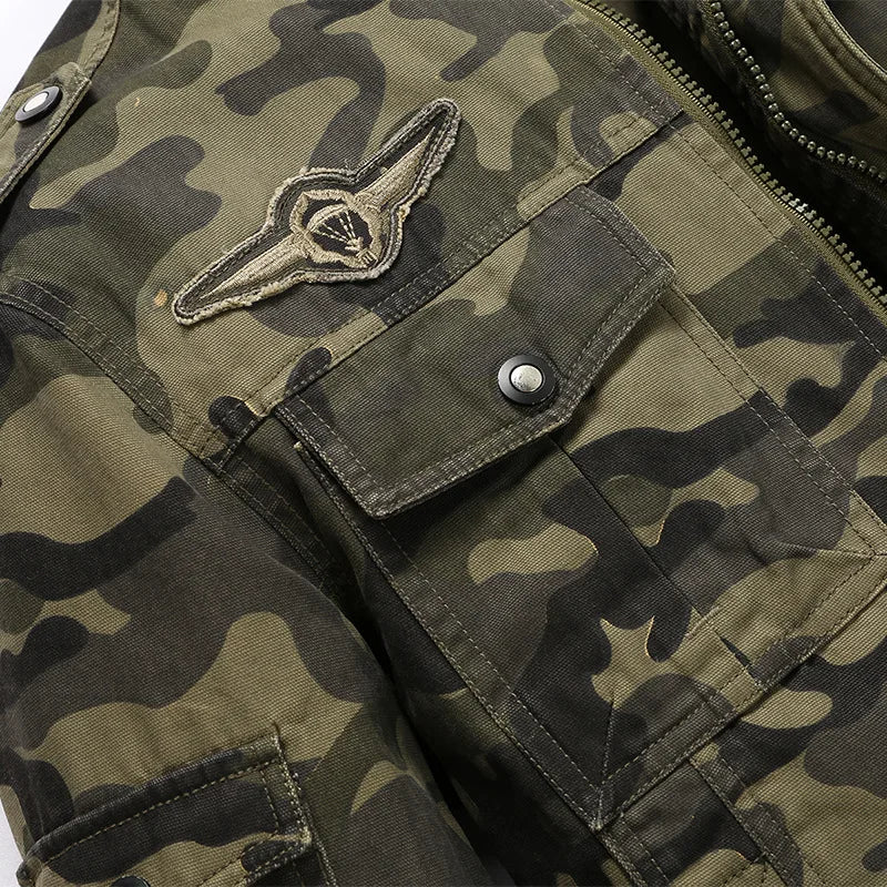 Jaqueta Masculina Camuflada Romenzi RZ185 com estampa resistente, conforto térmico e estilo sofisticado.
