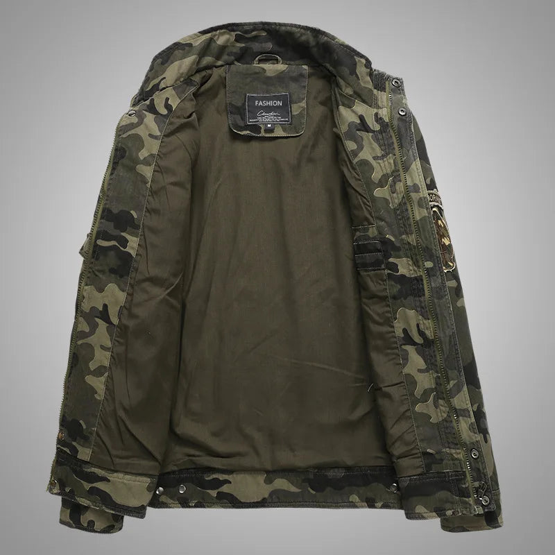 Jaqueta Masculina Camuflada Romenzi RZ185 com estampa resistente, conforto térmico e estilo sofisticado.