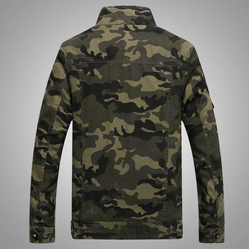 Jaqueta Masculina Camuflada Romenzi RZ185 com estampa resistente, conforto térmico e estilo sofisticado.