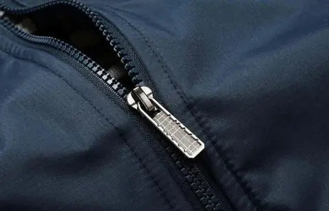 Jaqueta Masculina Casual Outwear Romenzi RZ184 em tecido resistente, com forro acolchoado e estilo sofisticado.