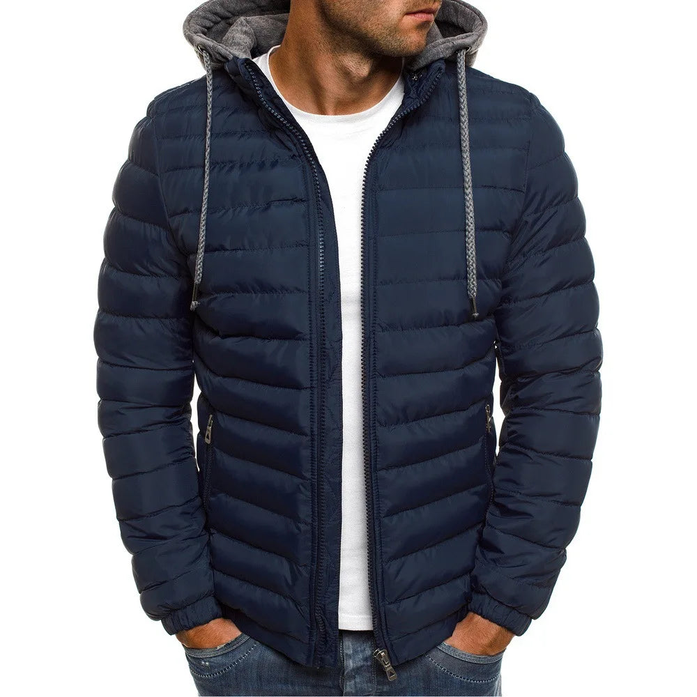 Jaqueta Masculina com Capuz Romenzi RZ137 com design minimalista, fecho de zíper reforçado e isolamento térmico, perfeita para elegância e conforto.