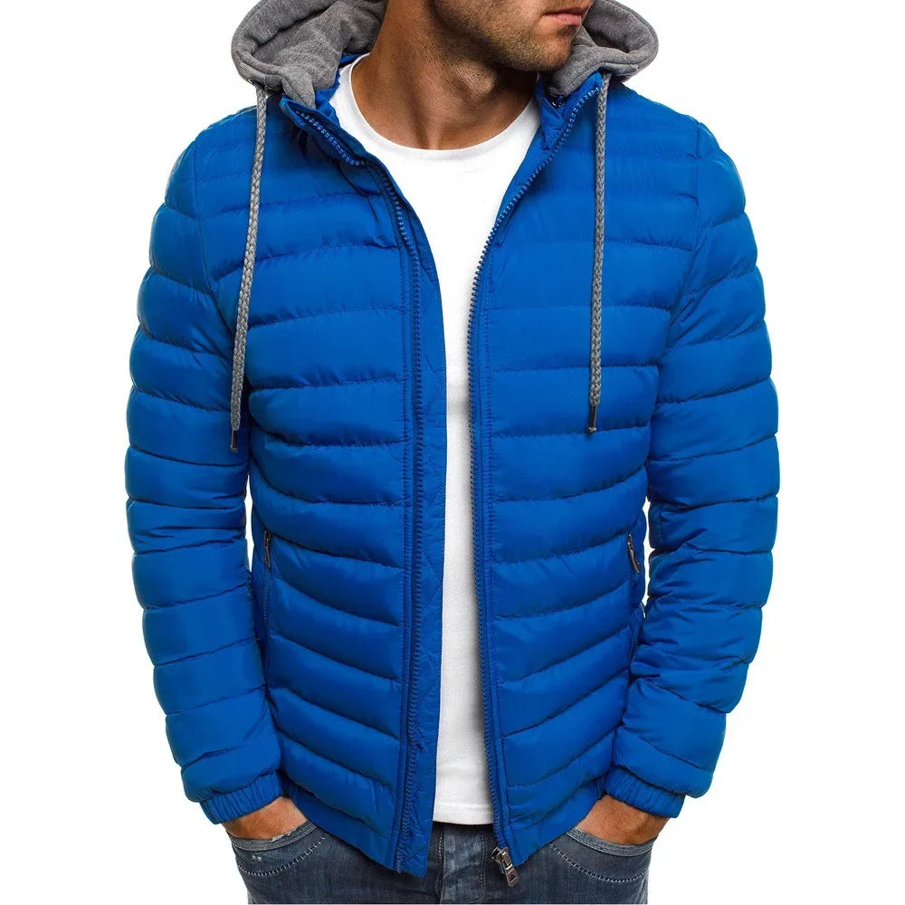 Jaqueta Masculina com Capuz Romenzi RZ137 com design minimalista, fecho de zíper reforçado e isolamento térmico, perfeita para elegância e conforto.