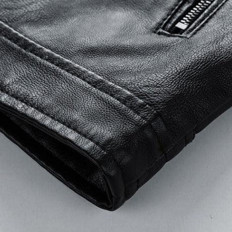 Jaqueta Masculina de Couro Original Romenzi RZ158 confeccionada em couro premium, com costuras reforçadas e design clássico e versátil.