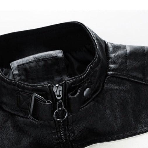 Jaqueta Masculina de Couro Original Romenzi RZ158 confeccionada em couro premium, com costuras reforçadas e design clássico e versátil.