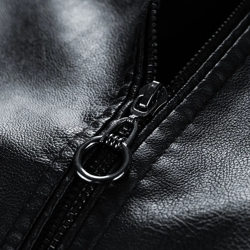 Jaqueta Masculina de Couro Original Romenzi RZ158 confeccionada em couro premium, com costuras reforçadas e design clássico e versátil.