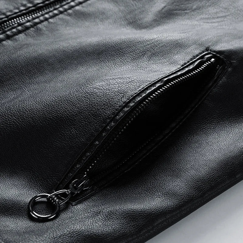 Jaqueta Masculina de Couro Original Romenzi RZ158 confeccionada em couro premium, com costuras reforçadas e design clássico e versátil.