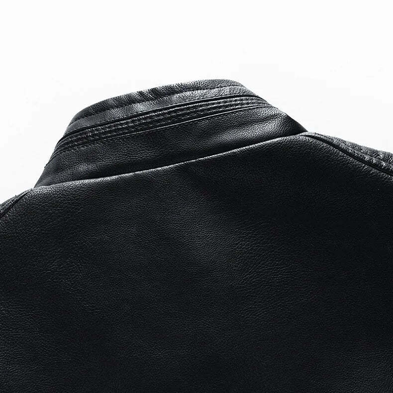 Jaqueta Masculina de Couro Romenzi RZ127 com couro premium, acabamento refinado e design versátil para ocasiões elegantes e casuais.