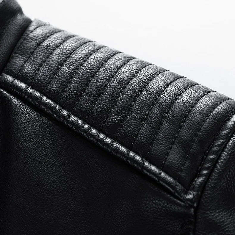 Jaqueta Masculina de Couro Romenzi RZ127 com couro premium, acabamento refinado e design versátil para ocasiões elegantes e casuais.