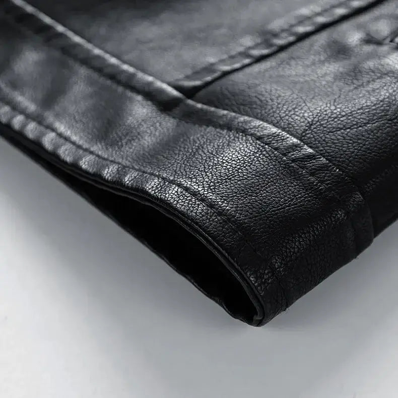 Jaqueta Masculina de Couro Romenzi RZ127 com couro premium, acabamento refinado e design versátil para ocasiões elegantes e casuais.