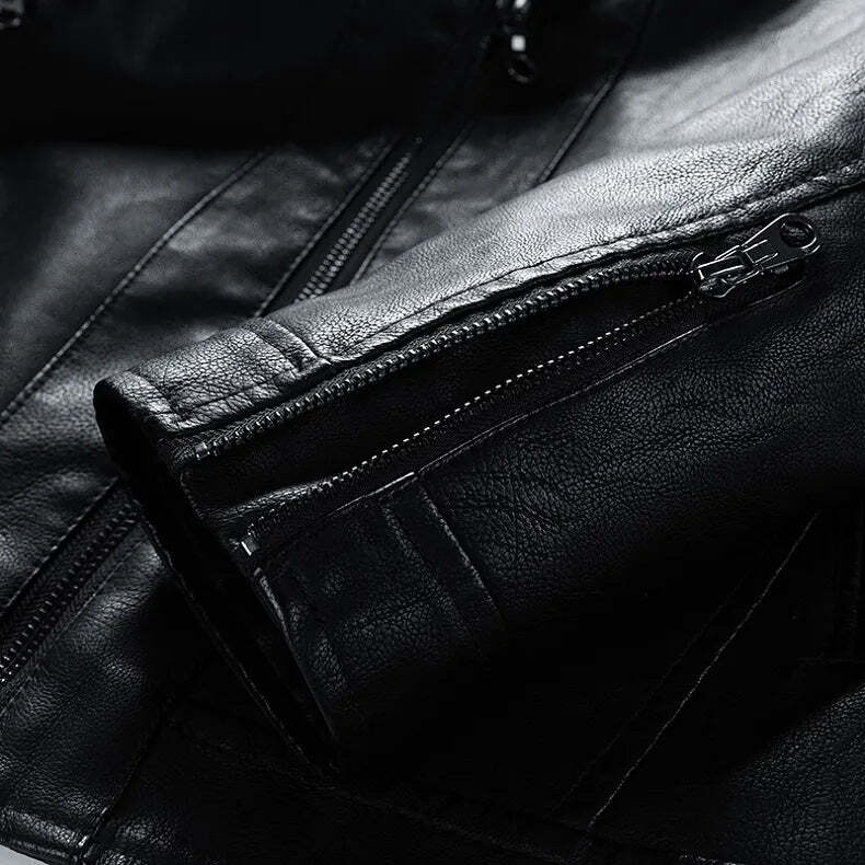 Jaqueta Masculina de Couro Romenzi RZ127 com couro premium, acabamento refinado e design versátil para ocasiões elegantes e casuais.
