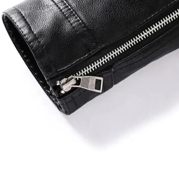 Jaqueta Masculina de Couro Romenzi RZ130 feita em couro premium, com design moderno e interior macio, perfeita para estilo e durabilidade.