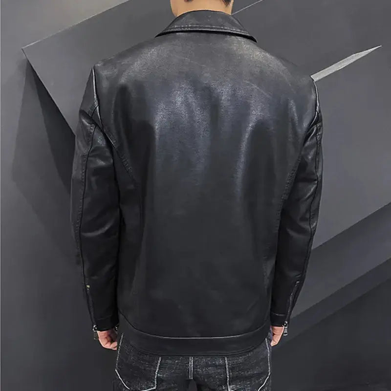 Jaqueta Masculina de Couro Romenzi RZ136 feita em couro de alta qualidade, com design contemporâneo e interior confortável, perfeita para estilo e durabilidade.