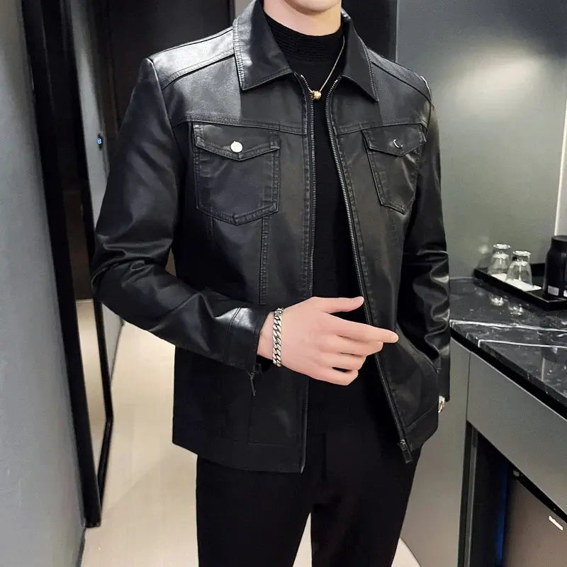 Jaqueta Masculina de Couro Romenzi RZ136 feita em couro de alta qualidade, com design contemporâneo e interior confortável, perfeita para estilo e durabilidade.