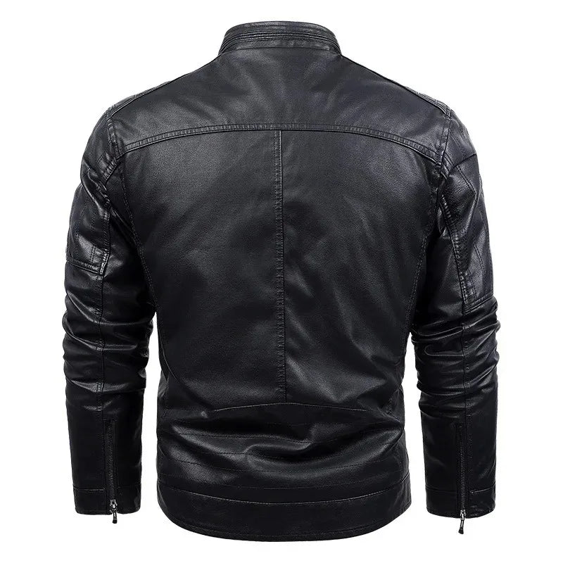 Jaqueta Masculina de Couro Romenzi RZ140 com acabamento em couro premium, interior luxuoso em veludo e design sofisticado para estilo intemporal.