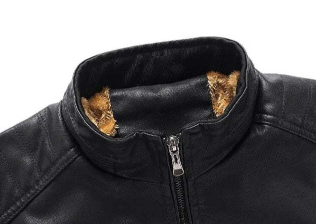 Jaqueta Masculina de Couro Romenzi RZ140 com acabamento em couro premium, interior luxuoso em veludo e design sofisticado para estilo intemporal.