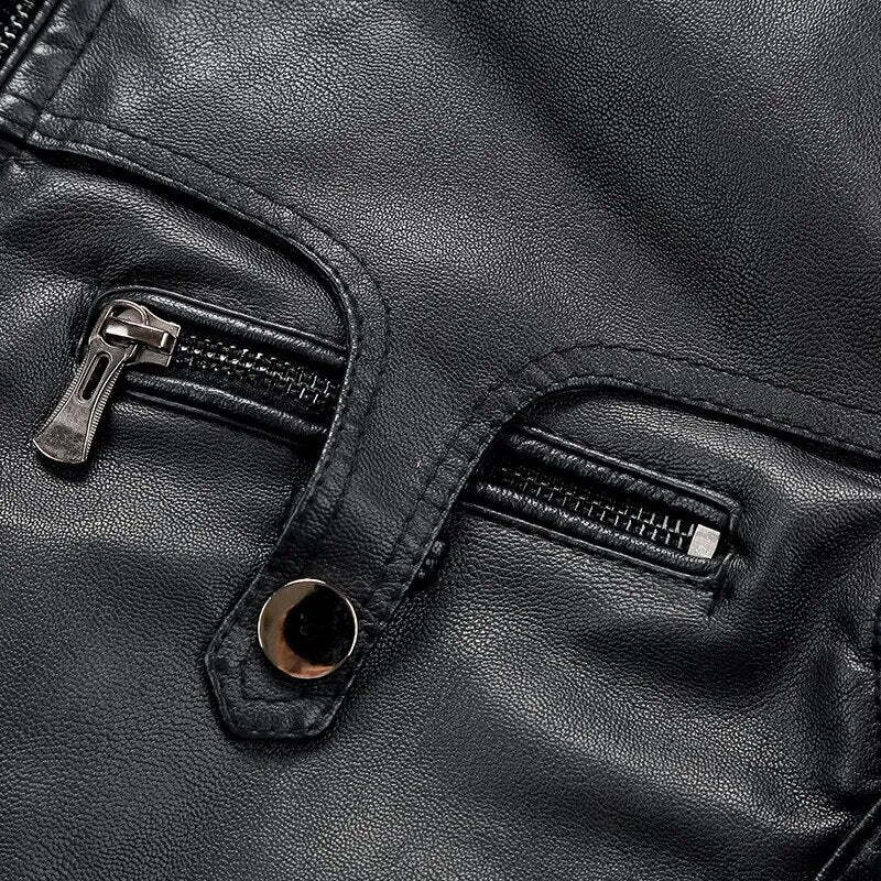 Jaqueta Masculina de Couro Romenzi RZ140 com acabamento em couro premium, interior luxuoso em veludo e design sofisticado para estilo intemporal.