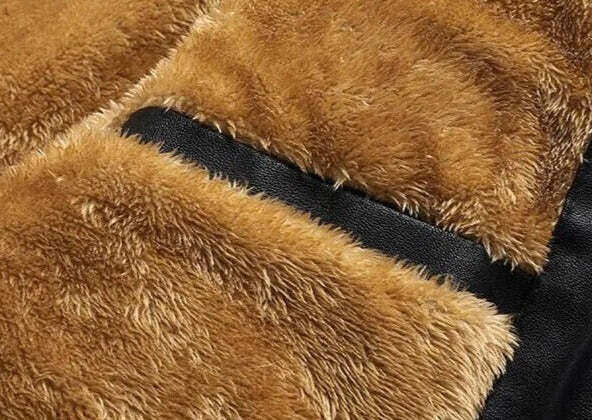 Jaqueta Masculina de Couro Romenzi RZ140 com acabamento em couro premium, interior luxuoso em veludo e design sofisticado para estilo intemporal.