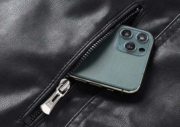 Jaqueta Masculina de Couro Romenzi RZ140 com acabamento em couro premium, interior luxuoso em veludo e design sofisticado para estilo intemporal.