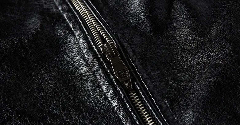 Jaqueta Masculina de Motoqueiro em Couro Romenzi RZ139 com couro de alta resistência, costuras reforçadas e interior aquecido para conforto e proteção.