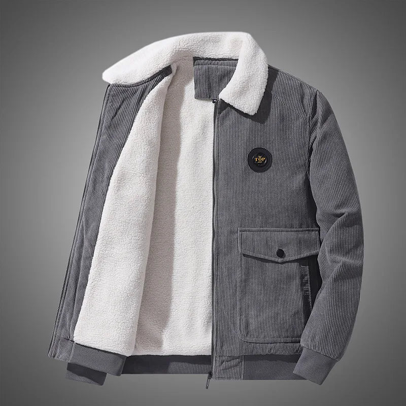 Jaqueta Masculina de Veludo Romenzi RZ203, possui um design elegante, forro acolchoado para excelente isolamento térmico e máximo conforto.