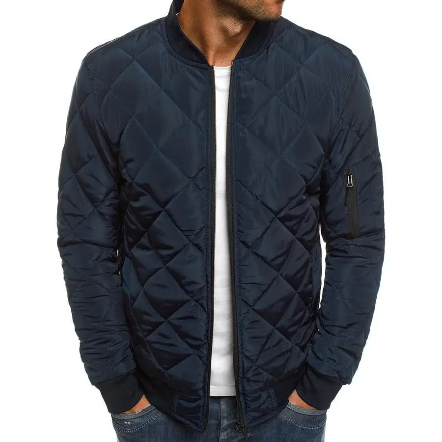 Jaqueta Masculina Elegance Zev Romenzi RZ143 com design ousado, material robusto e interior aquecido, perfeita para conforto e estilo nos dias frios.