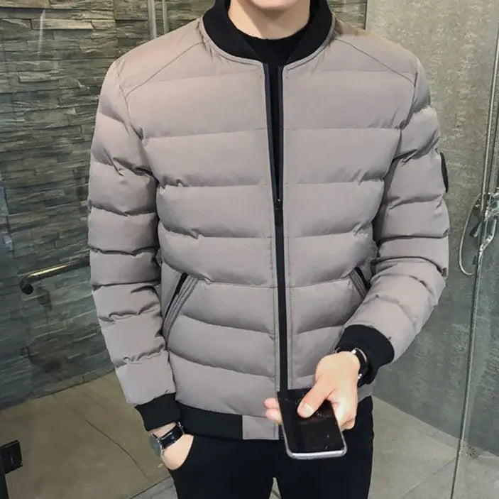 Jaqueta Masculina Fashion Romenzi RZ141 com design moderno, material premium resistente e tecido aquecido para conforto e estilo.