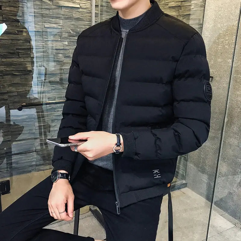 Jaqueta Masculina Fashion Romenzi RZ141 com design moderno, material premium resistente e tecido aquecido para conforto e estilo.