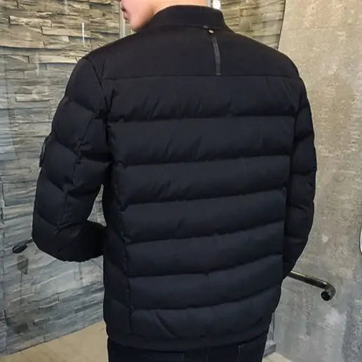 Jaqueta Masculina Fashion Romenzi RZ141 com design moderno, material premium resistente e tecido aquecido para conforto e estilo.