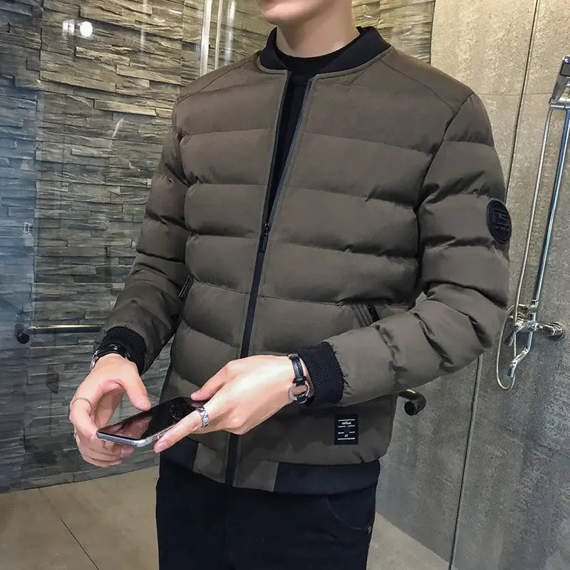 Jaqueta Masculina Fashion Romenzi RZ141 com design moderno, material premium resistente e tecido aquecido para conforto e estilo.