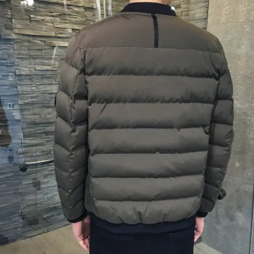 Jaqueta Masculina Fashion Romenzi RZ141 com design moderno, material premium resistente e tecido aquecido para conforto e estilo.