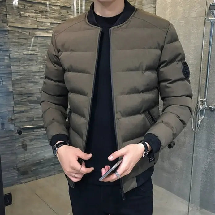 Jaqueta Masculina Fashion Romenzi RZ141 com design moderno, material premium resistente e tecido aquecido para conforto e estilo.
